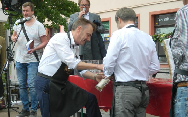 Bürgermeister Dietrich Heiland und Ehrengäste bei dem Fassbieranstich