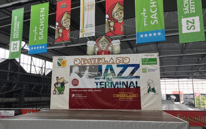 1. Bühne des Dixielandfestivals auf der Konferenzebene des Flughafen Dresdens International