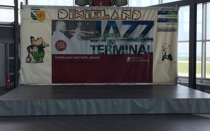 2. Bühne des Dixielandfestivals auf der Aussichtsebene des Flughafens Dresden International