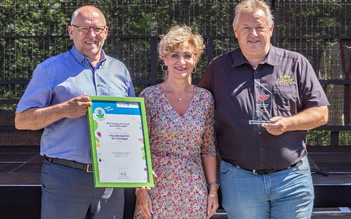 Geschäftsführer Ekkehard Heilemann, Landwirtschaftsministerin Birgit Keller und Geschäftsführer Lutz Köhler mit der Auszeichnung "Geprüfte Qualität aus Thüringen"