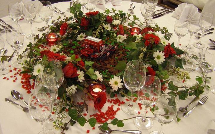 das Blumenbukett zur Tischdekoration