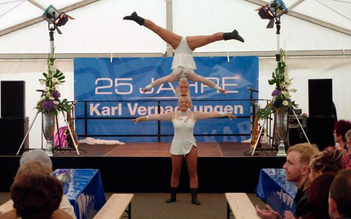 die Showzwillinge Claudia & Carmen eröffnen das Festzelt mit Ihrer Akrobatik